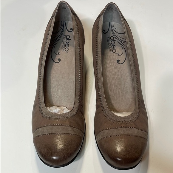 ABEO Mia Womens Low Heel Pump Taupe Leather Size 8.5 - Picture 1 of 10